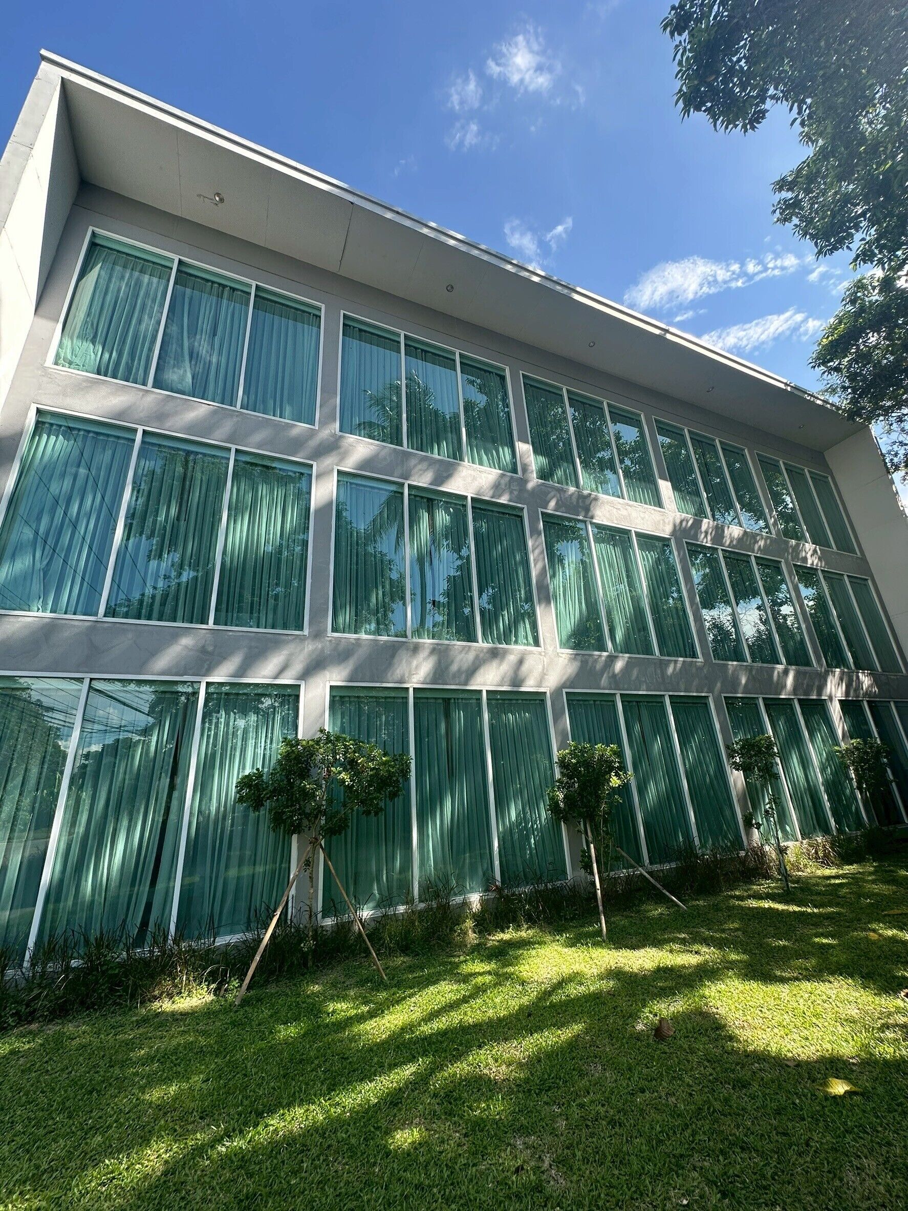 Un edificio moderno con grandes ventanales y techo plano.