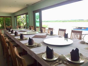 Se sirven desayunos, almuerzos y cenas; cocina tailandesa