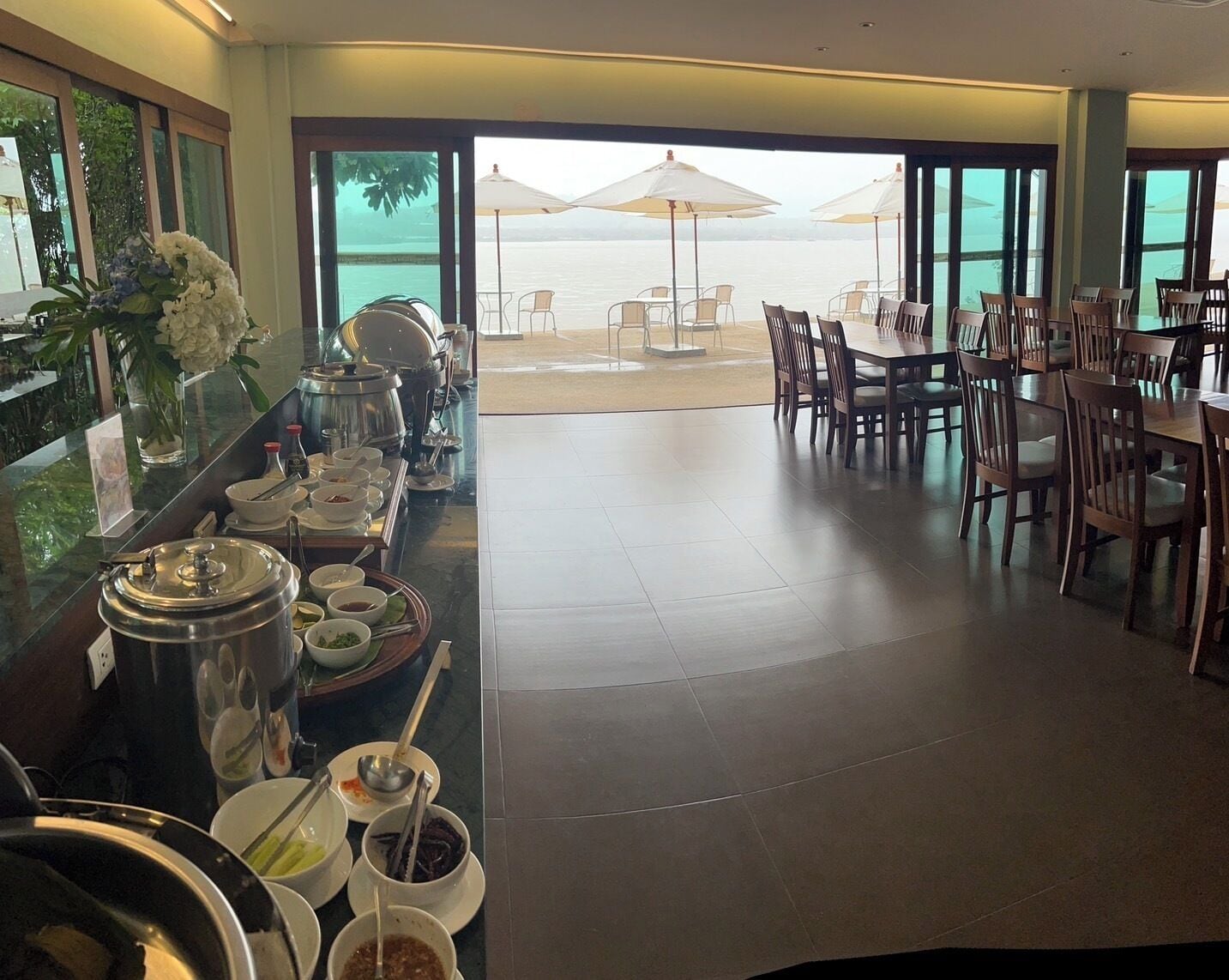 บริการอาหารเช้า อาหารกลางวัน อาหารเย็น, อาหารไทย