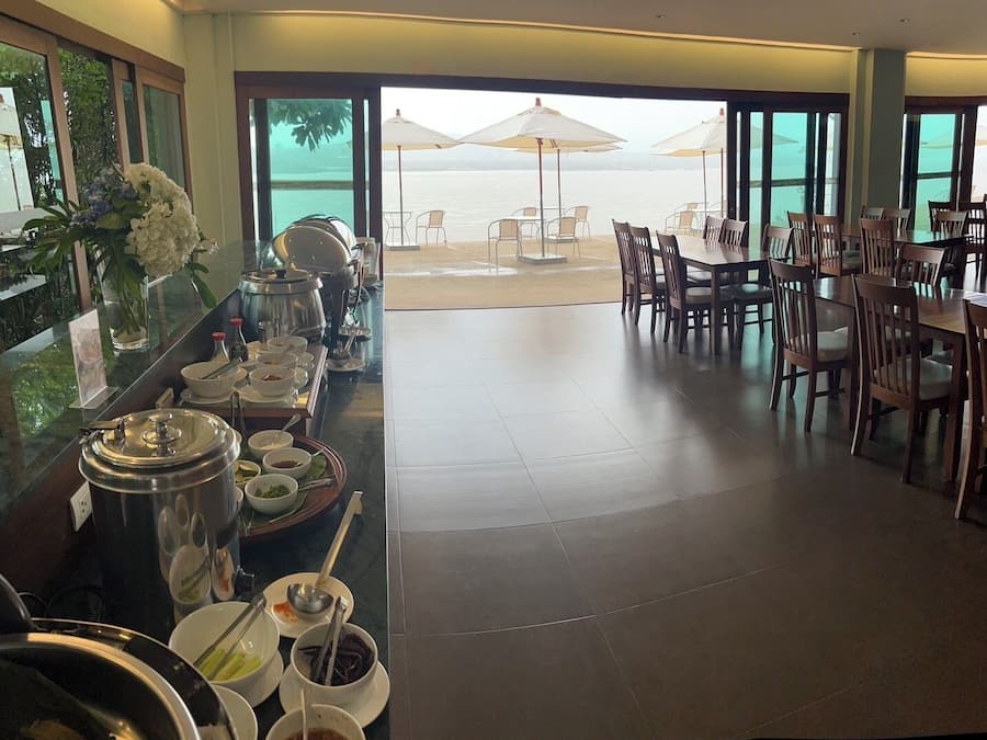 Breakfast, lunch, dinner served; Thai cuisine