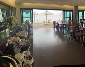 Breakfast, lunch, dinner served; Thai cuisine