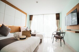 Minibar, escritorio, cortinas blackout y wifi gratis