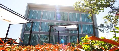 Un edificio moderno con fachada de vidrio y varias ventanas.