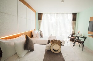 Minibar, escritorio, cortinas blackout y wifi gratis