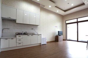 Fridge, microwave, coffee/tea maker - Geomunoreum Hostel (Jeju City)