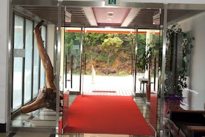 Interior entrance - Geomunoreum Hostel (Jeju City)
