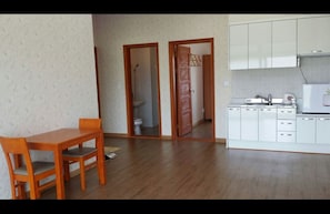 In-room dining - Geomunoreum Hostel (Jeju City)