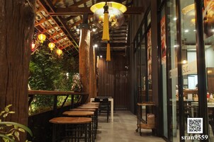 Breakfast and lunch served, Thai cuisine