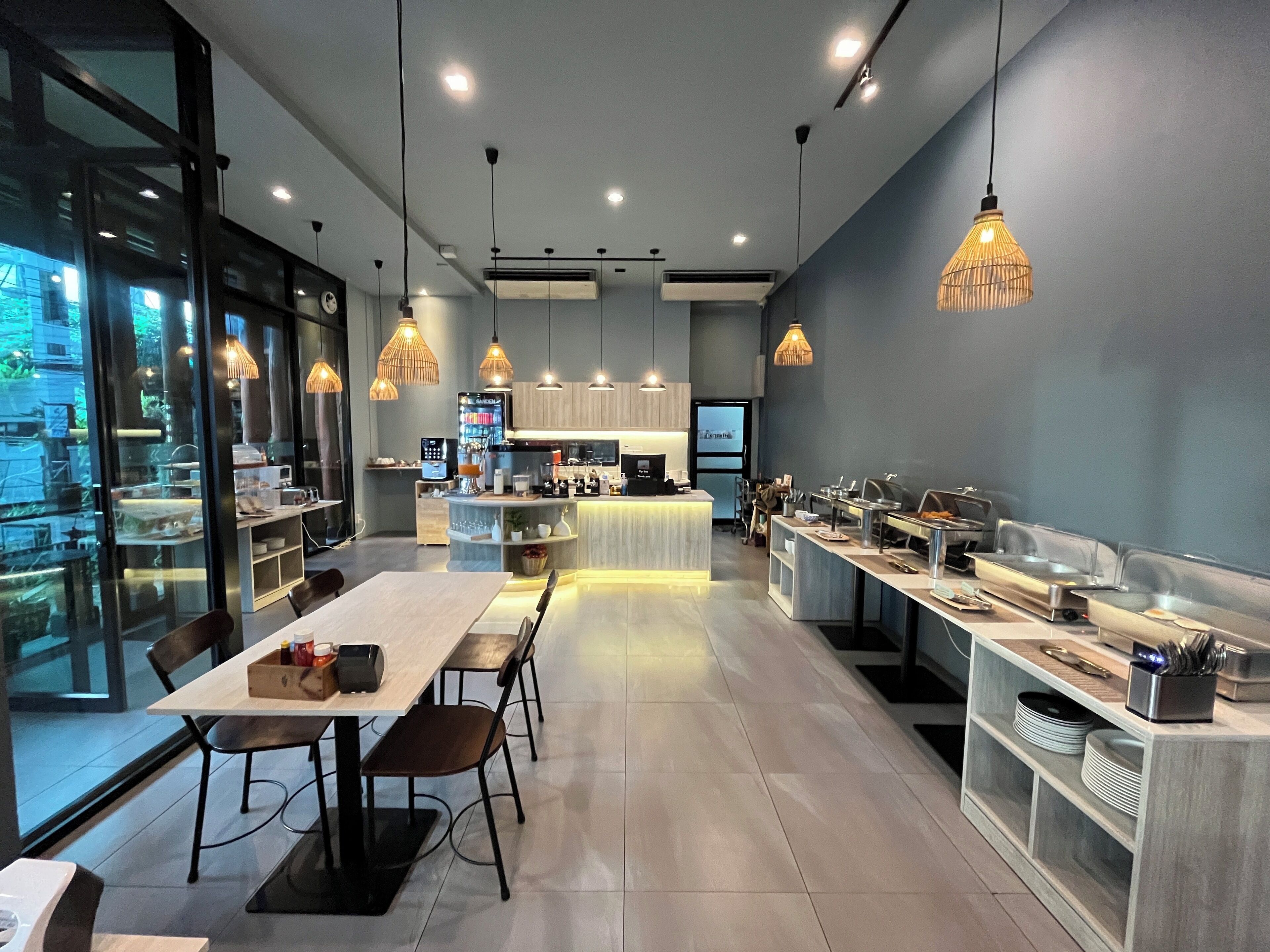 breakfast and lunch served, thai cuisine