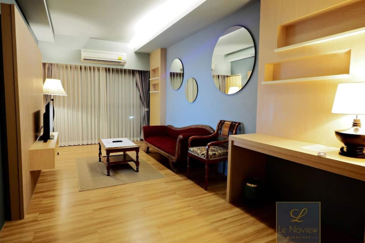 mini suite | living room | 40-inch lcd tv with cable channels, tv