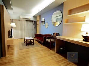 Mini Suite | Salle de séjour | Téléviseur connecté de 55 po avec télévision par câble