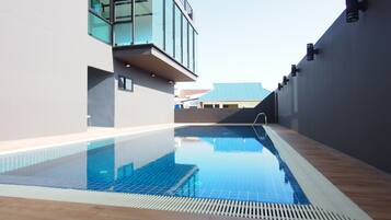 Una piscina al aire libre (de 08:00 a 20:00), sombrillas, tumbonas