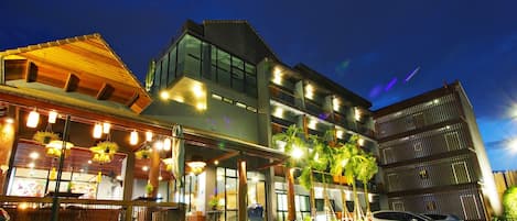 Fachada da propriedade à noite