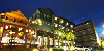 Fachada de la propiedad por la tarde o noche