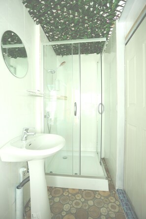 Room with 4 Bunk Beds | Bathroom | Shower, free toiletries, towels - Blue Jasmine Hostel (Bangkok)