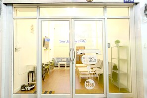 Lobby sitting area - Blue Jasmine Hostel (Bangkok)