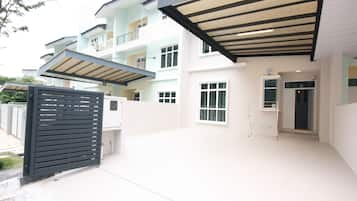 Pintu masuk properti