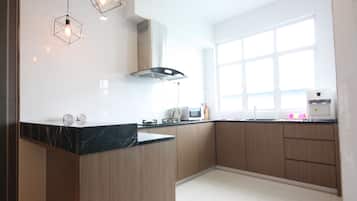 Refrigerador con congelador, microondas y parrilla de estufa