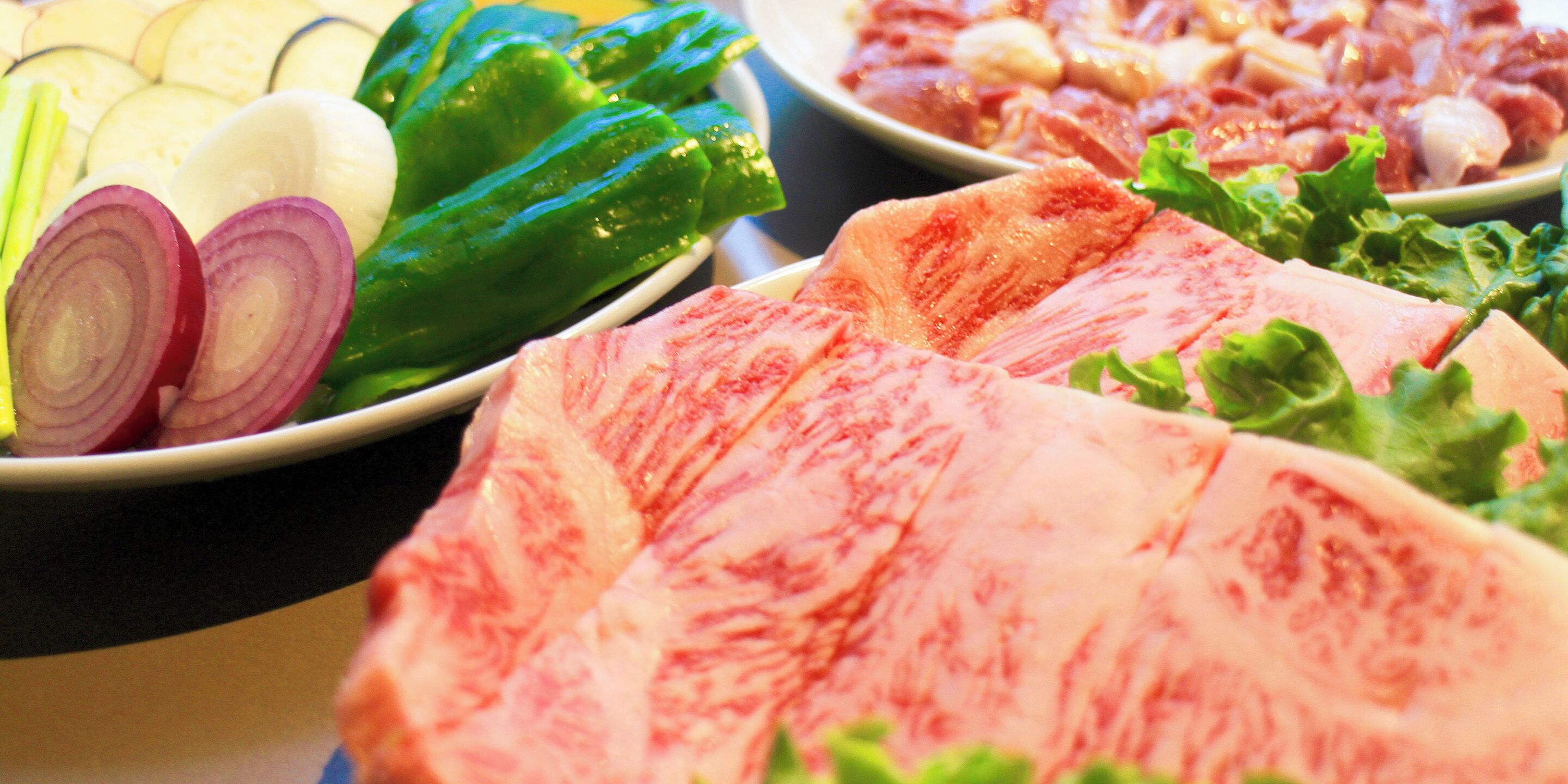 Un'ampia selezione di verdure fresche e carni su un piatto.