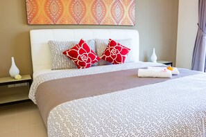 Premium bedding, desk, iron/ironing board, free WiFi - Shamrock Beach Villas 12 (George Town)