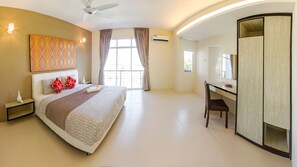 Premium bedding, desk, iron/ironing board, free WiFi - Shamrock Beach Villas 12 (George Town)