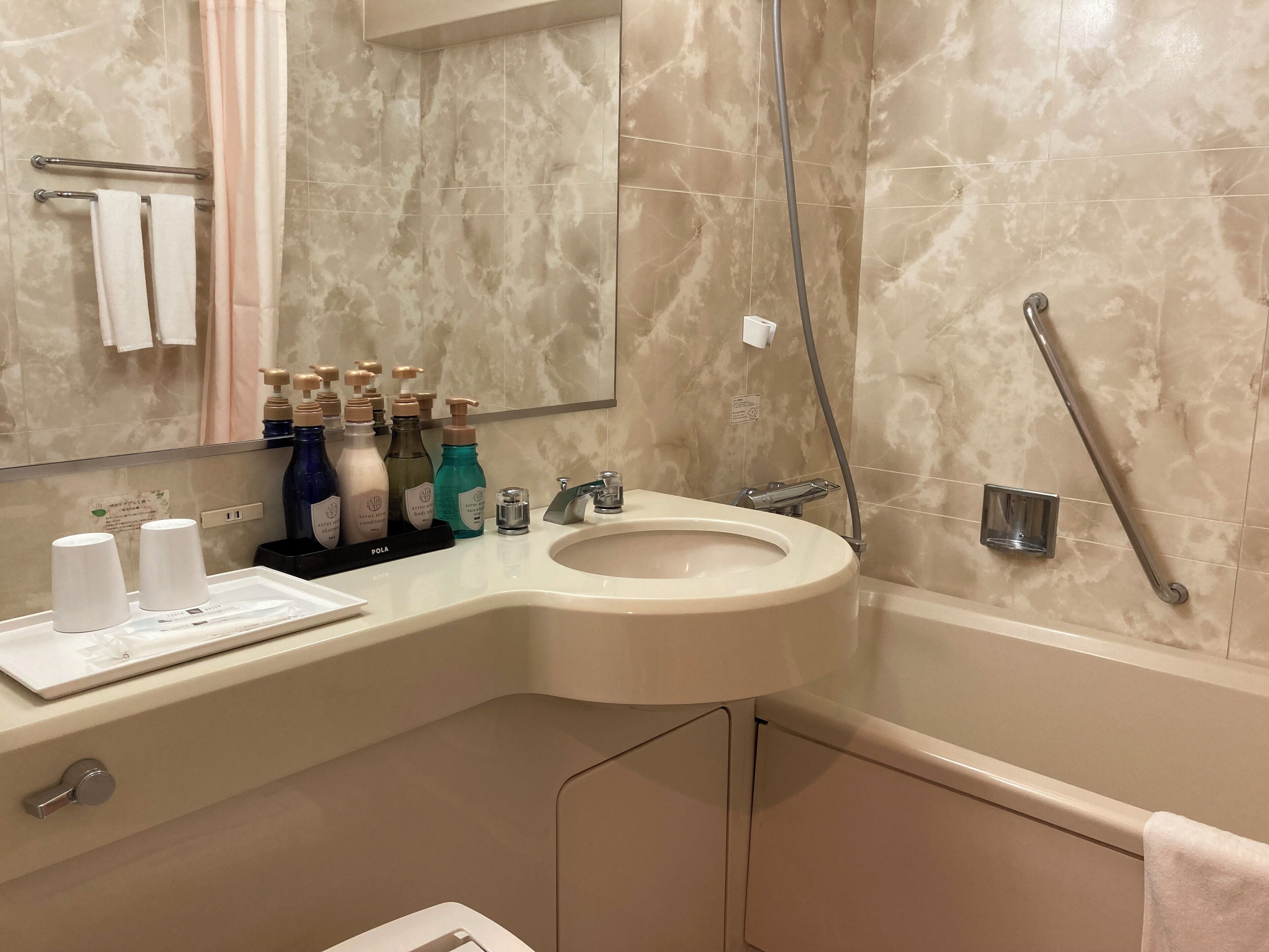 combined shower/bathtub, hair dryer, slippers, bidet