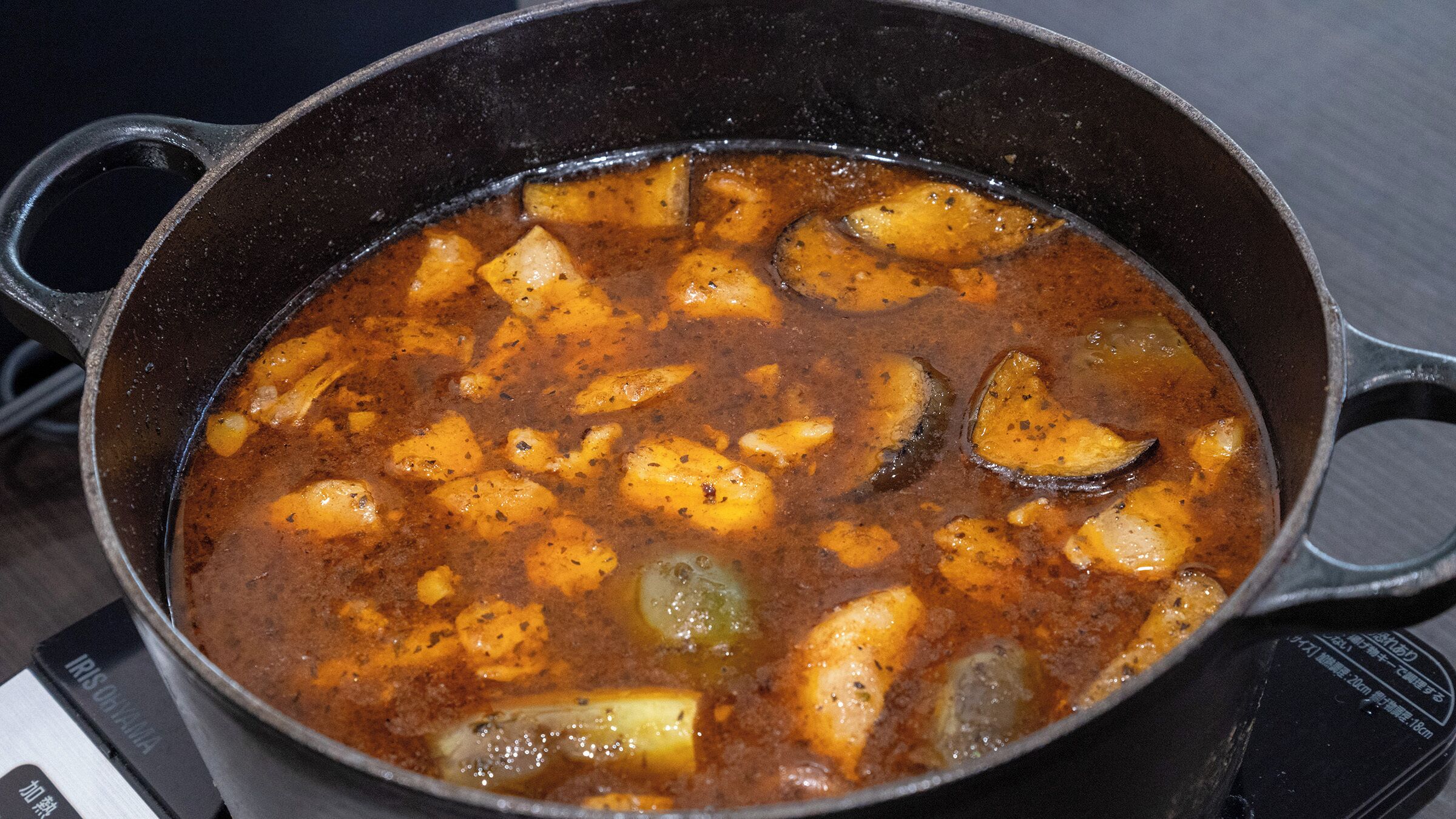 Un guiso con trozos de carne y verduras.