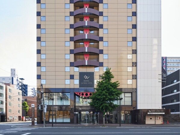 Vista frontal de la propiedad