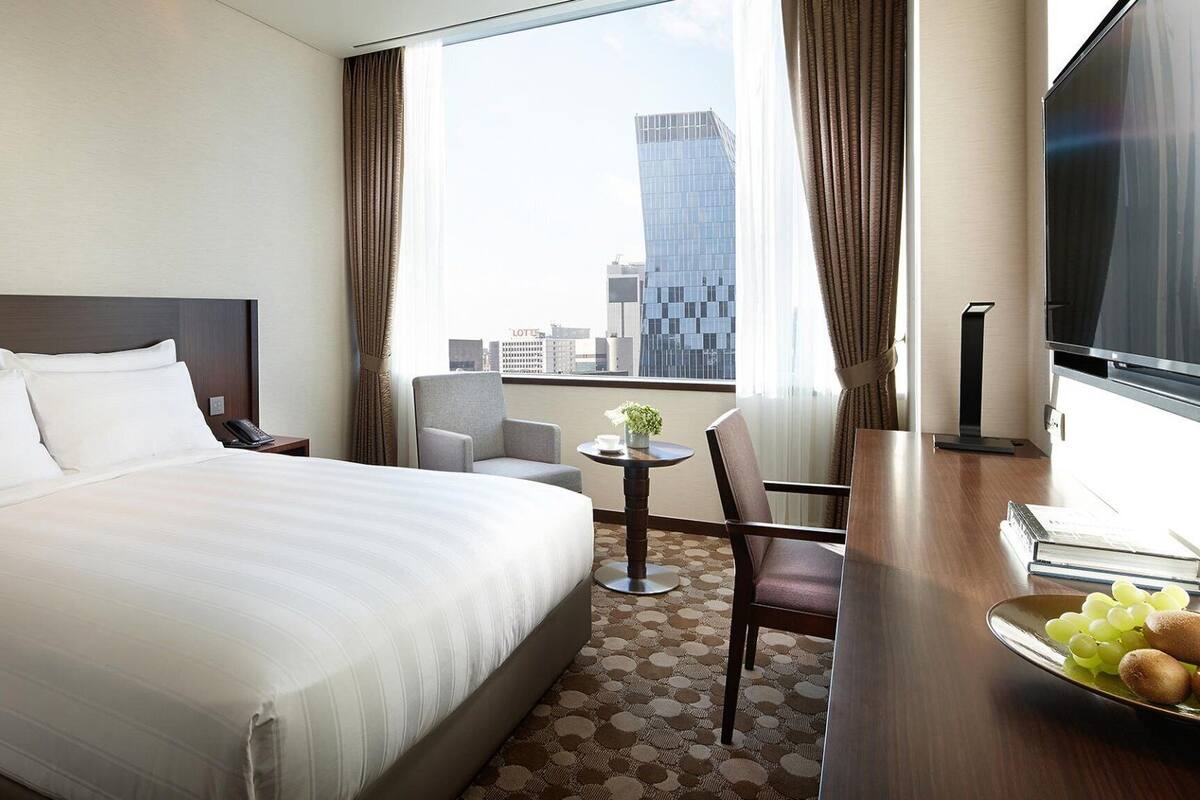 Premium bedding, in-room safe, desk, laptop workspace