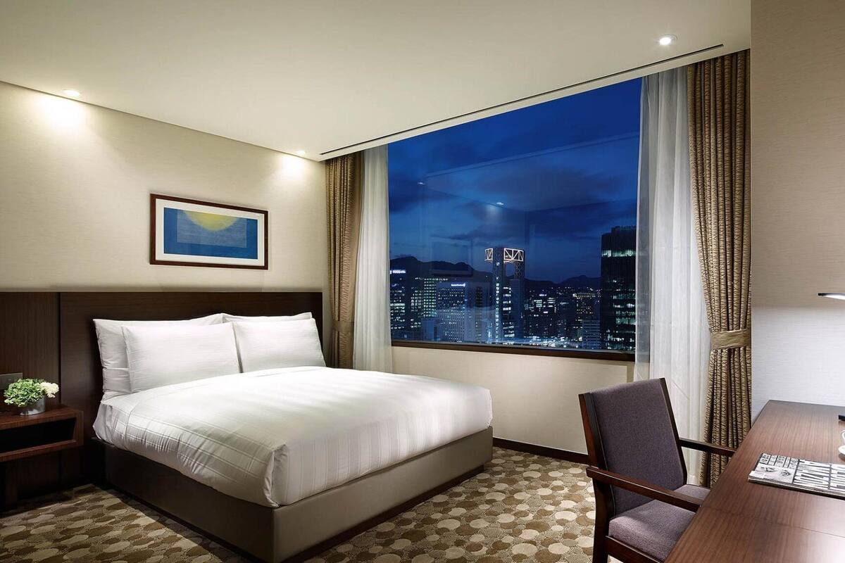 Premium bedding, in-room safe, desk, laptop workspace