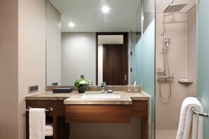 A modern bathroom with a sink, mirror, and shower. - LOTTE CITY HOTEL MYEONGDONG (Seoul)