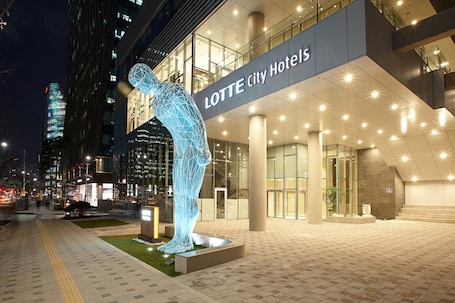 Property entrance. LOTTE CITY HOTEL MYEONGDONG