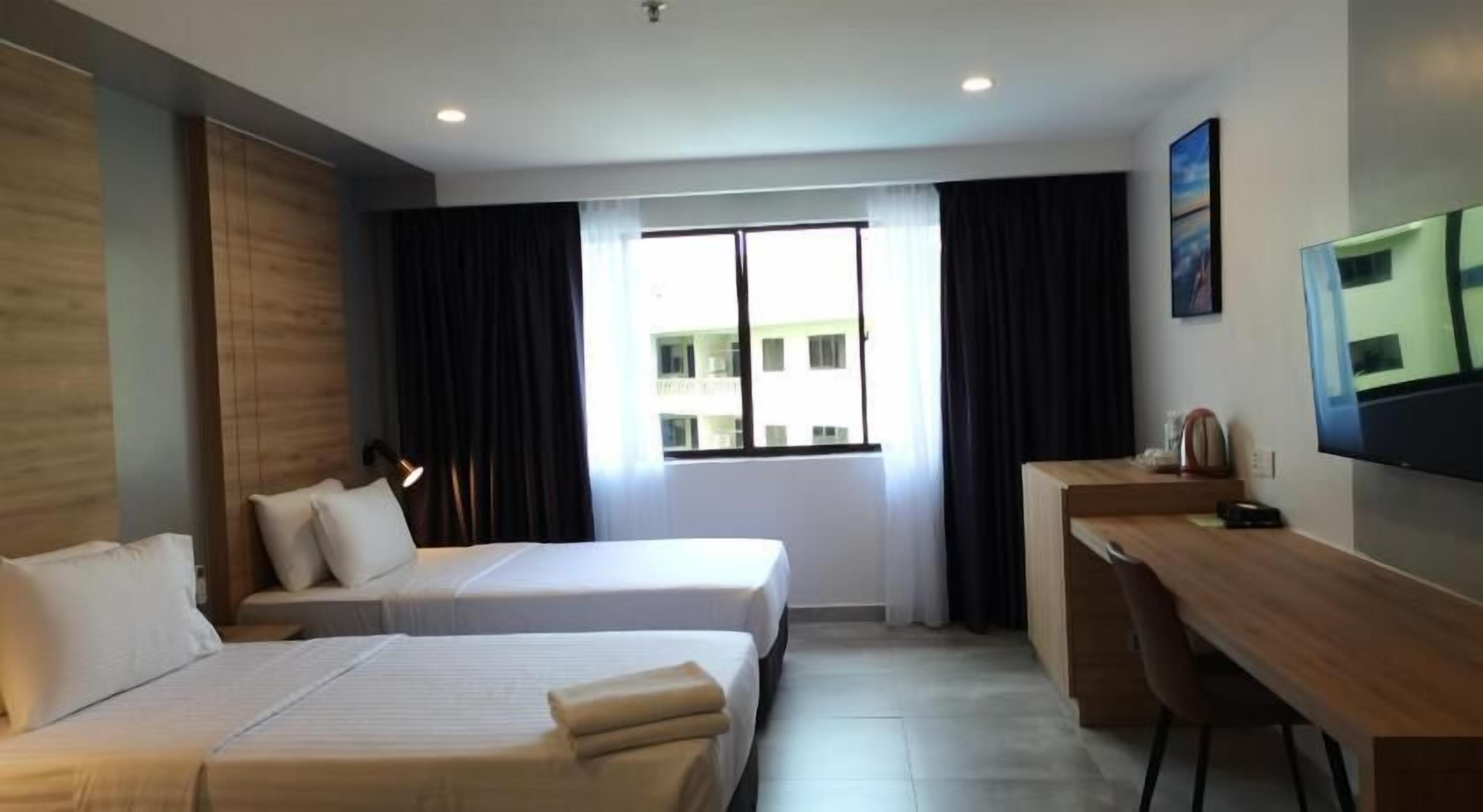 In-room safe, desk, bed sheets