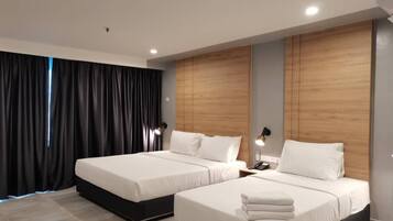 Premier Triple Room | In-room safe, desk, bed sheets