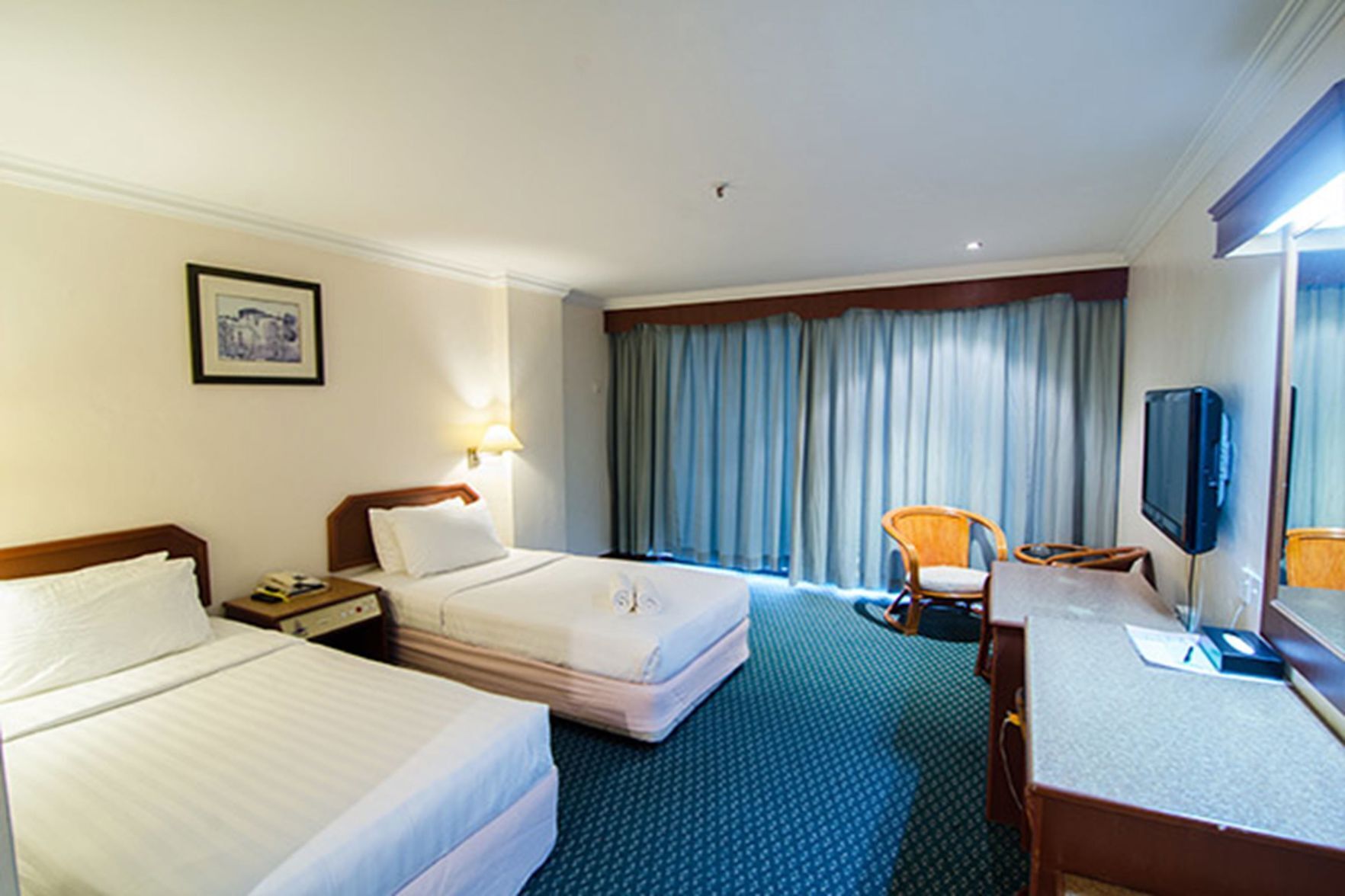 In-room safe, desk, bed sheets