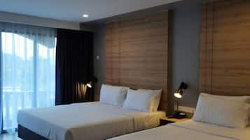 In-room safe, desk, bed sheets