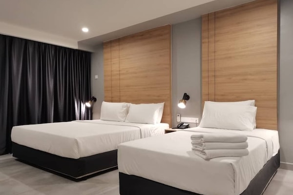 Premier Triple Room | In-room safe, desk, bed sheets