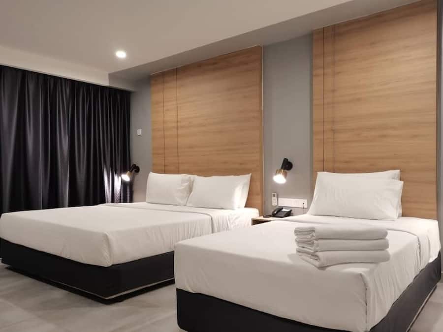 Tremannsrom – premier | Safe på rommet, skrivebord og sengetøy