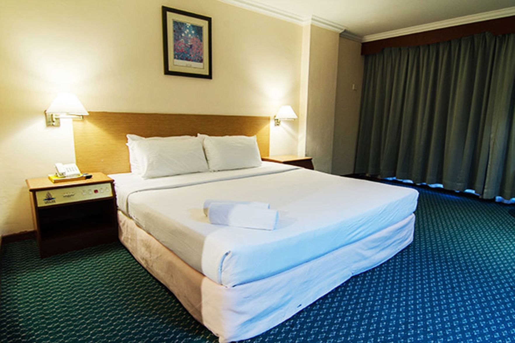 In-room safe, desk, bed sheets