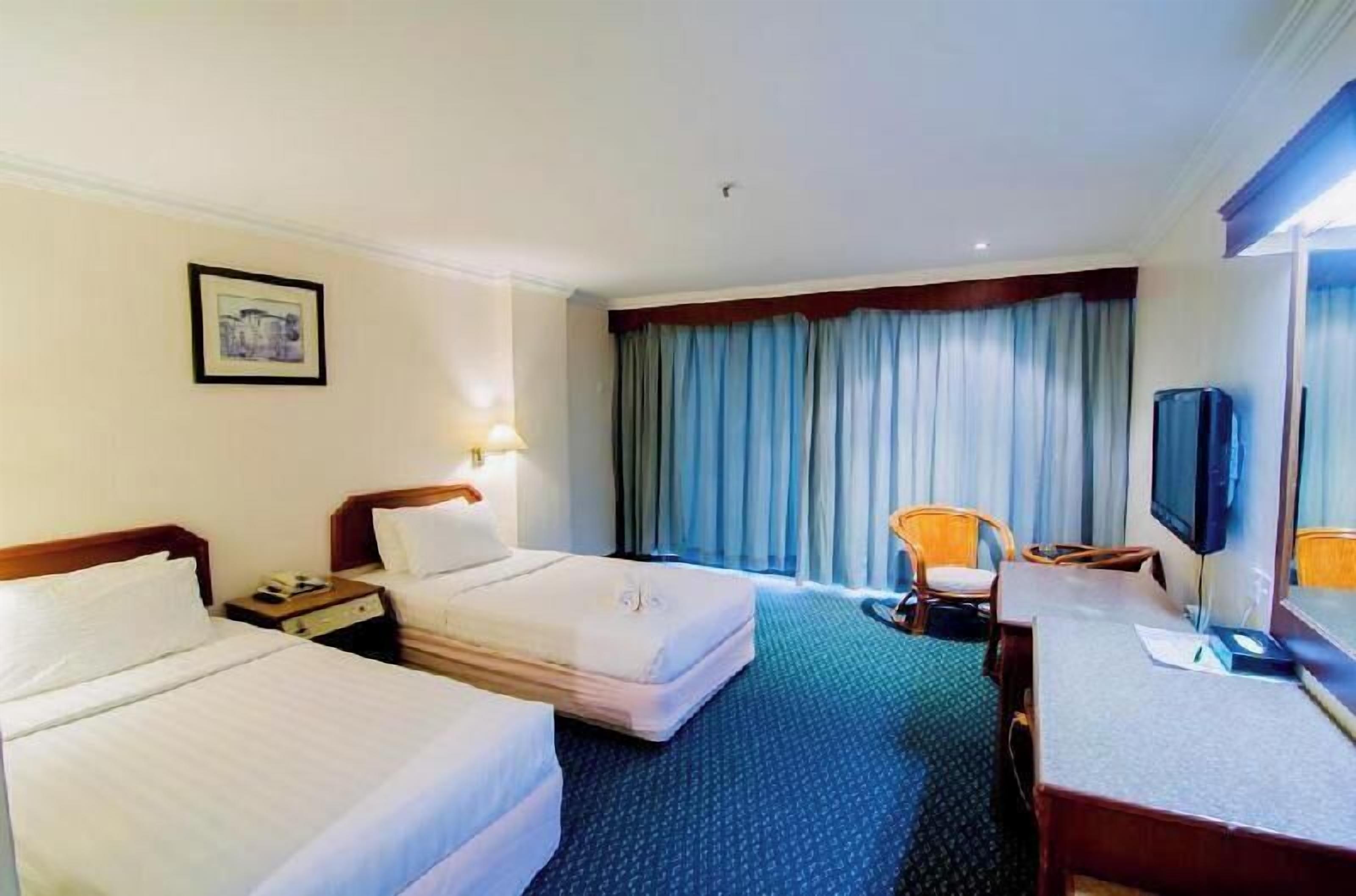 In-room safe, desk, bed sheets