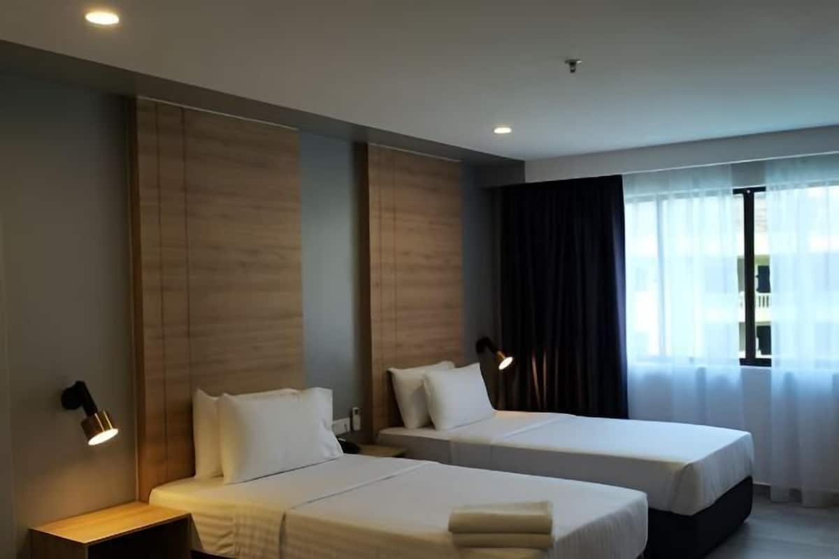 Safe på rommet, skrivebord og sengetøy