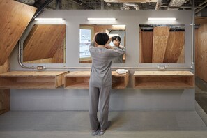 Dusche, kostenlose Toilettenartikel, Haartrockner, Bademäntel