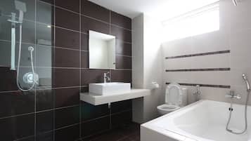 Combined shower/bathtub, free toiletries, hair dryer, towels