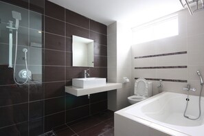 Een bad/douchecombinatie, gratis toiletartikelen, een haardroger