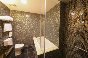 Deluxe Double Room | Bathroom | Shower, hair dryer, towels - Talmud Hotel Tainan (Tainan)
