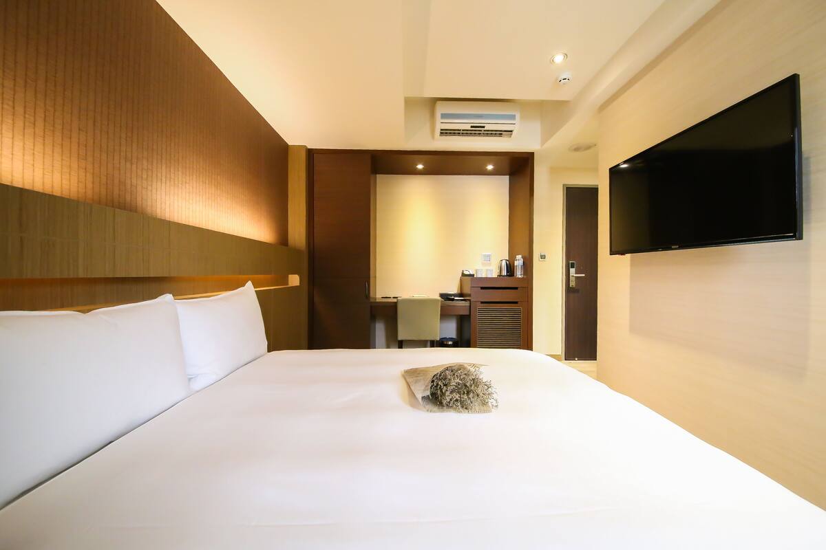 Business Single Room | Down comforters, desk, blackout drapes, soundproofing