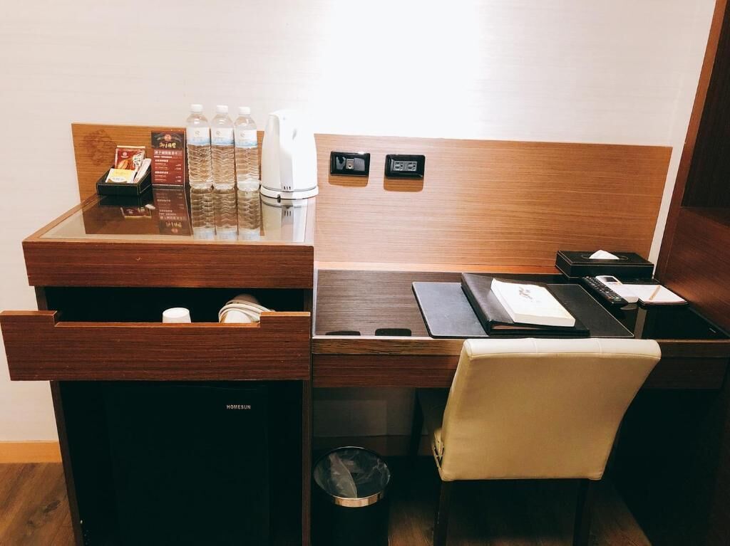 1 bedroom, down duvets, desk, blackout curtains