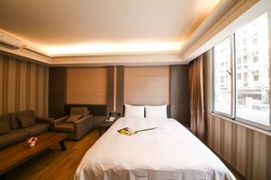 Phòng đôi Deluxe | Chăn bông, bàn, màn/rèm cản sáng, phòng cách âm 