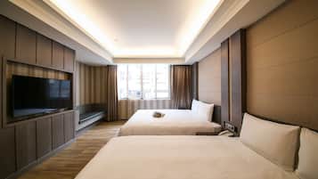 Habitación cuádruple Deluxe | Edredón, escritorio, cortinas blackout y insonorización