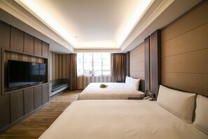 Deluxe Quadruple Room | Down duvets, desk, blackout curtains, soundproofing - Talmud Hotel Tainan (Tainan)